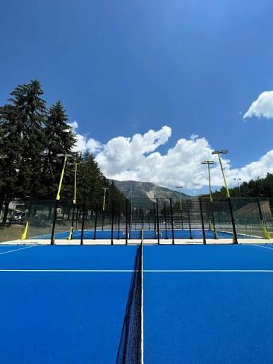 Campi da padel dello Sport Village con vista sulle montagne