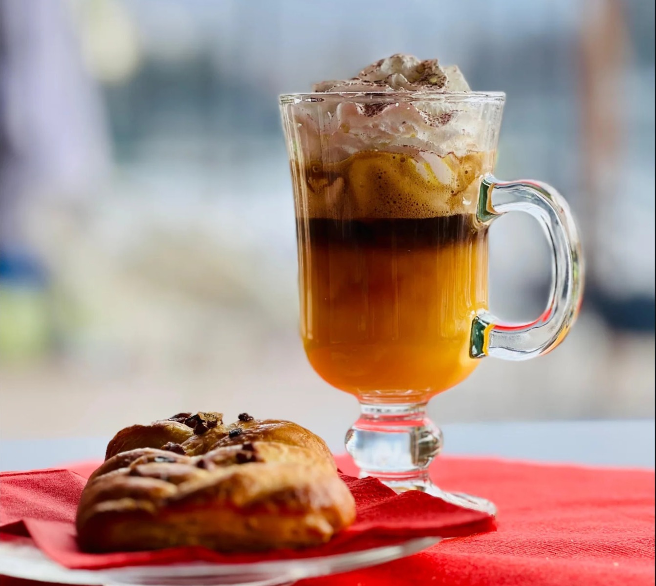 Caffè stratificato con panna e dolce da forno